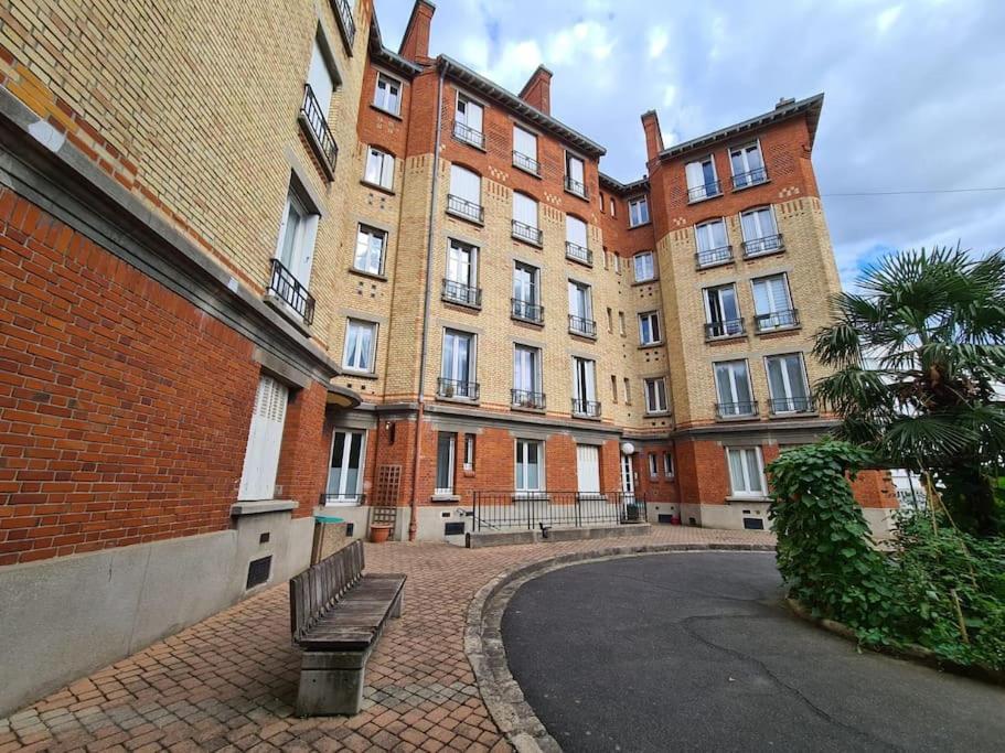 Suresnes : 2 Pieces Cosy Apartment Bagian luar foto