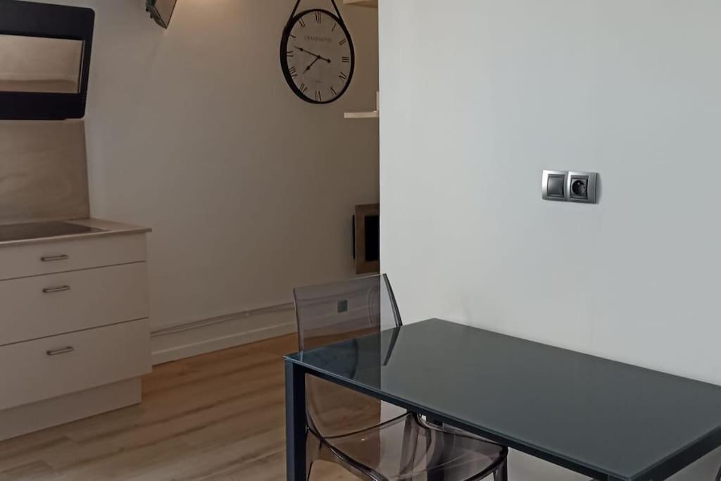 Suresnes : 2 Pieces Cosy Apartment Bagian luar foto
